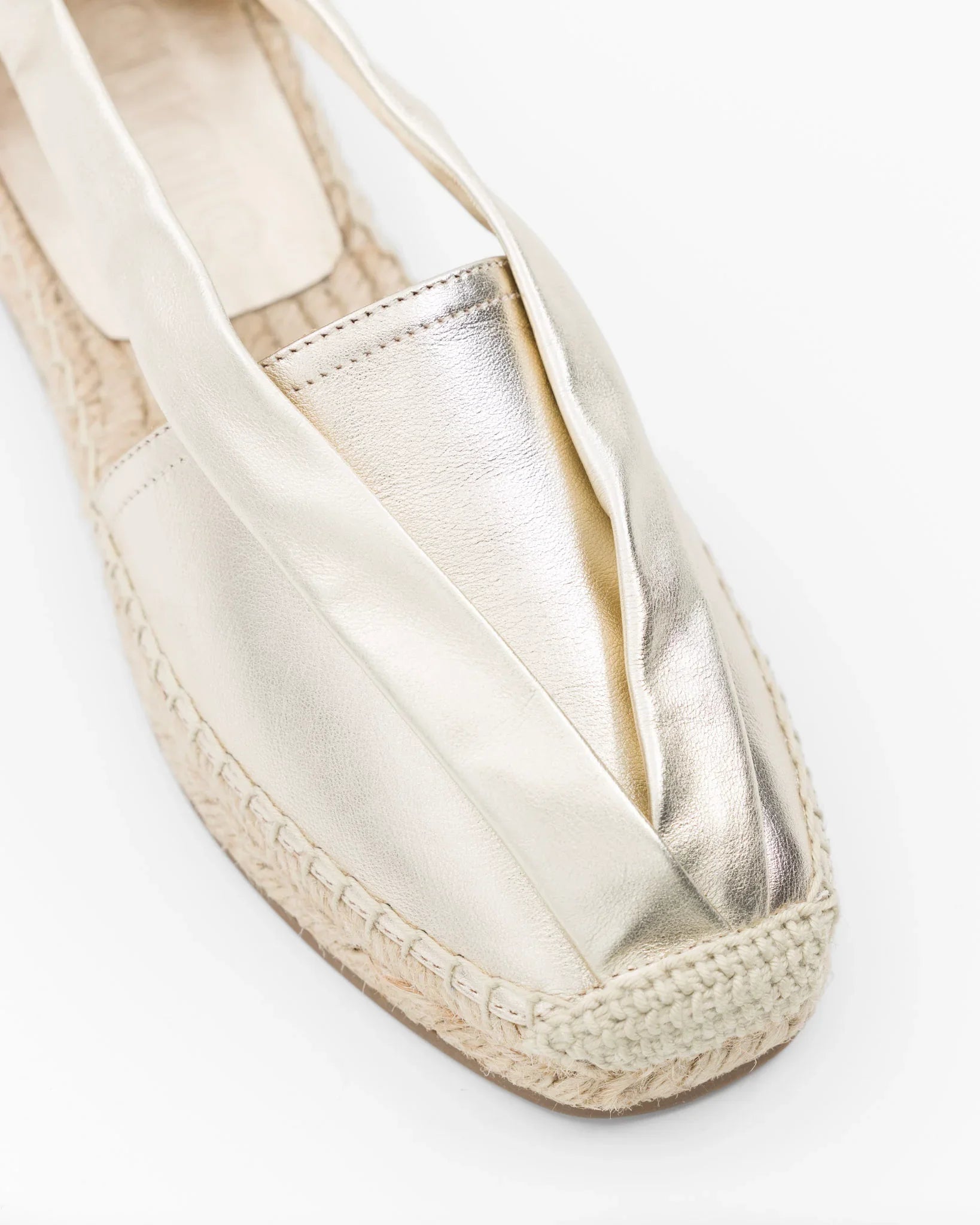 Espadrille in pelle dorata con suola intrecciata, stile elegante e casual per donna