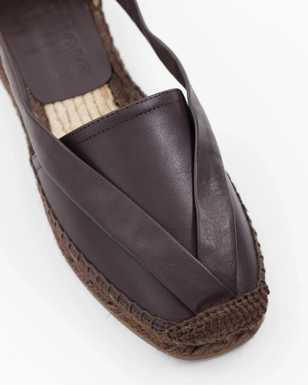 Sandalo marrone in pelle con suola intrecciata, design incrociato elegante