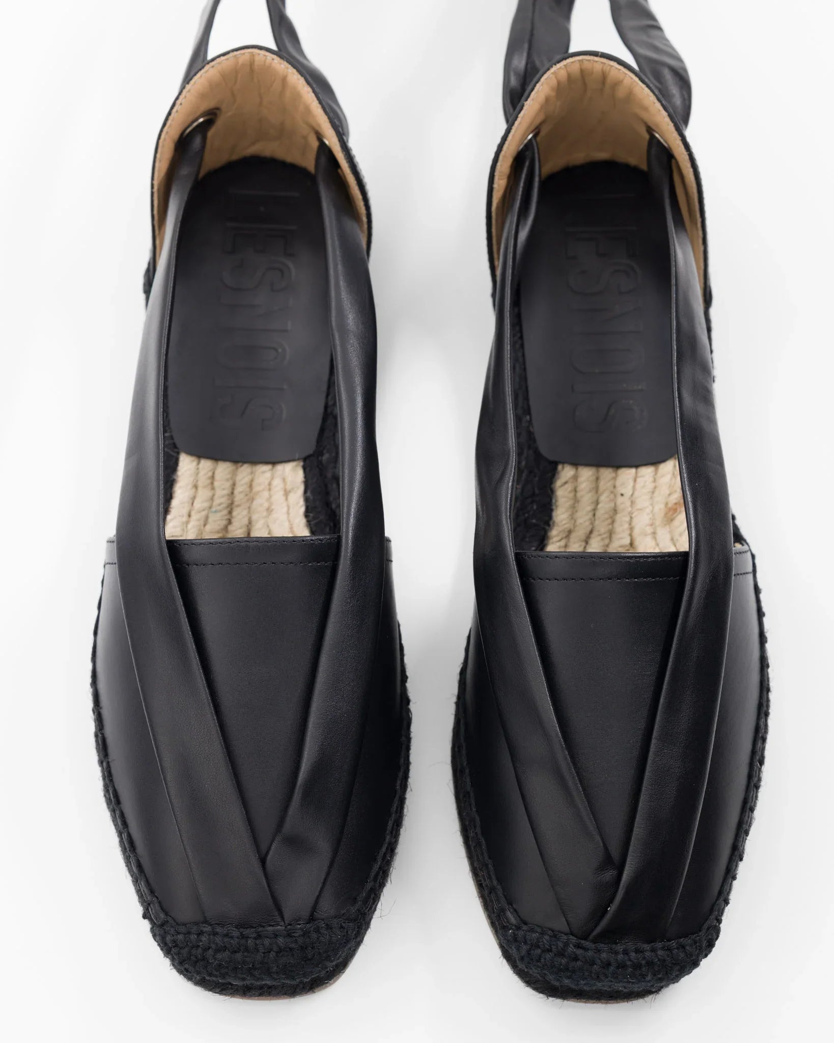 Scarpe nere in pelle con suola intrecciata, design moderno e comfort