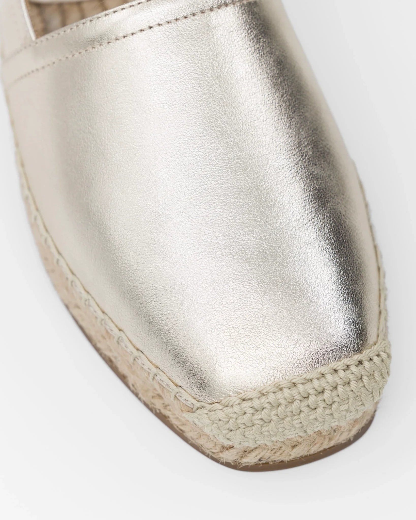 Sandalo argento con suola intrecciata in juta, stile espadrille elegante e comodo