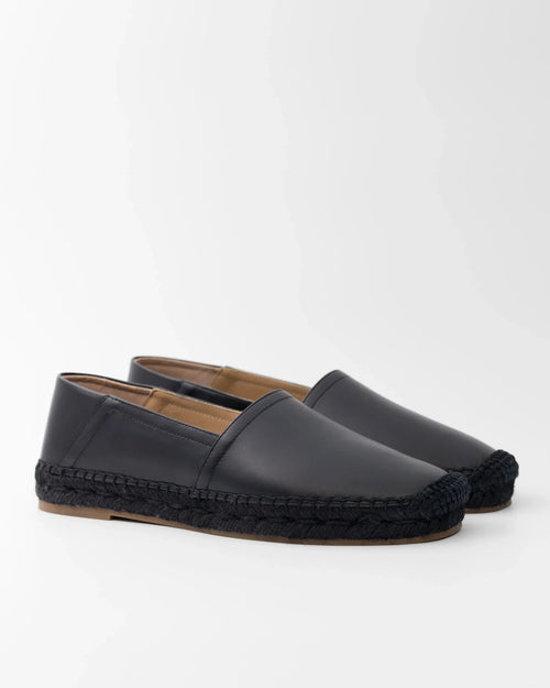 Scarpe nere in pelle con suola intrecciata, stile espadrille comode e casual
