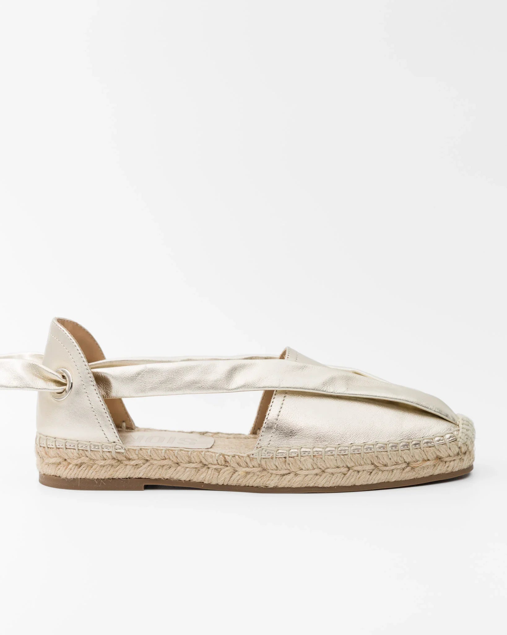 Sandalo dorato con suola intrecciata e cinturino alla caviglia, stile espadrille estivo
