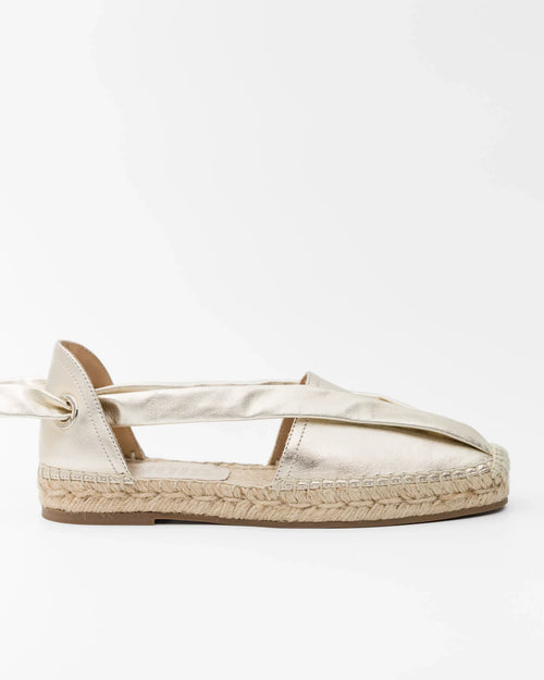 Sandalo dorato con suola intrecciata e cinturino alla caviglia, stile espadrille estivo