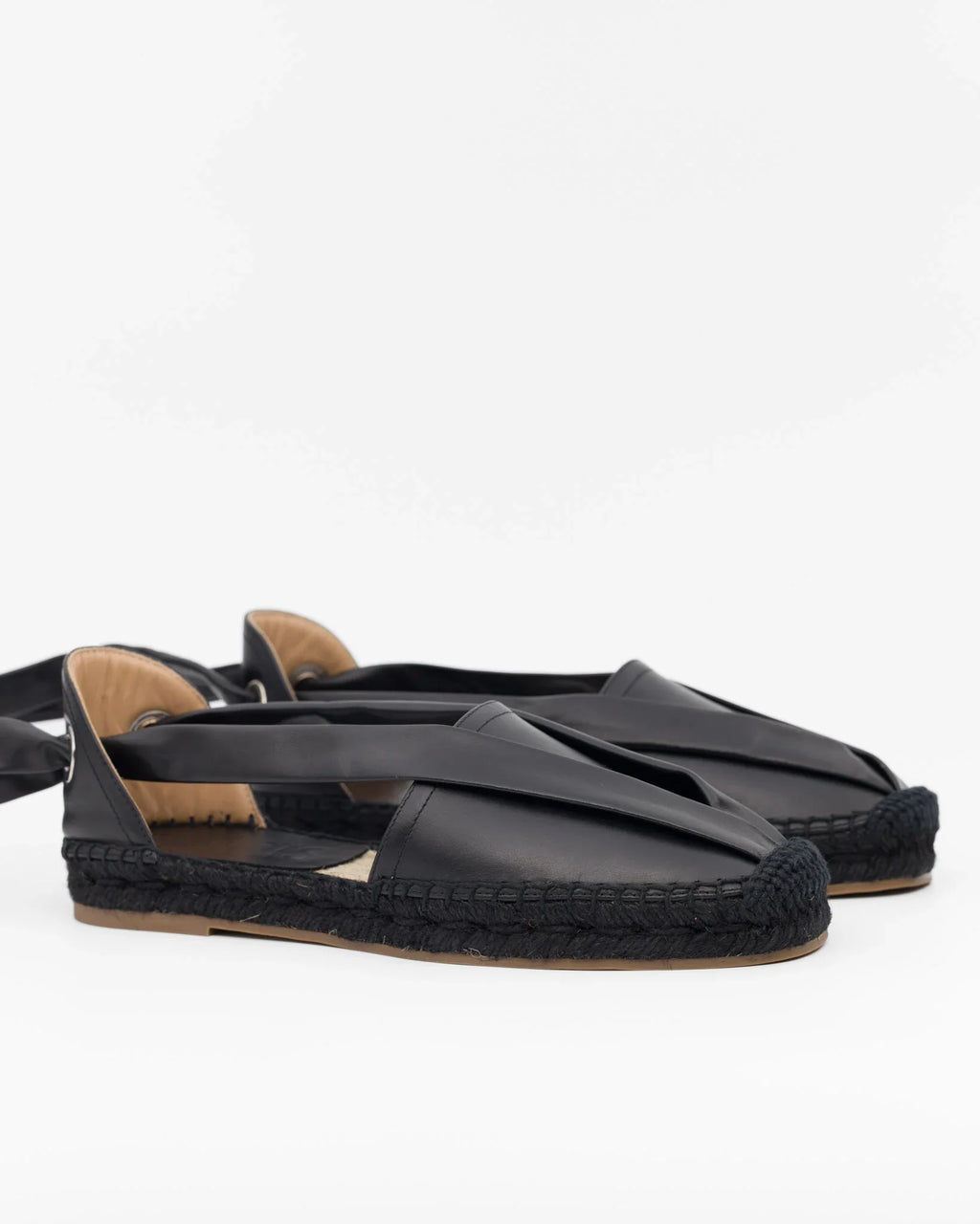 Sandali neri in pelle con suola intrecciata, stile espadrille estivi